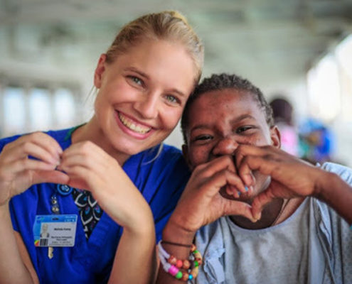 Nurse-smiles-laughs-with-African-patient